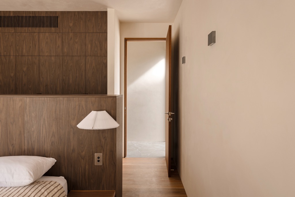 Bedroom doorway to ensuite