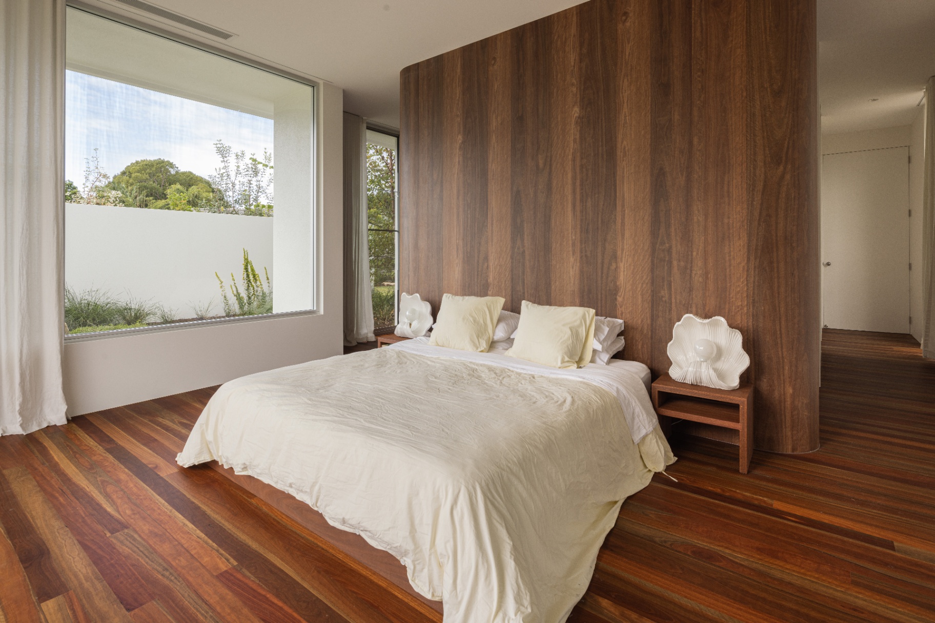 Walnut wall, side aspect