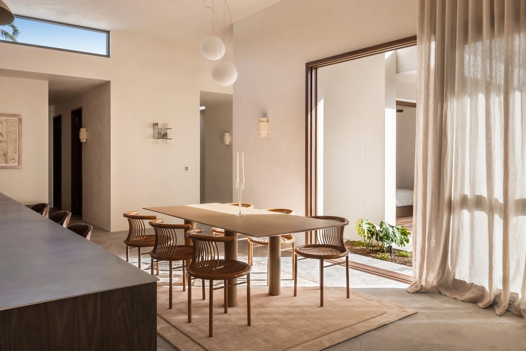 Dining wide, monstera courtyard
