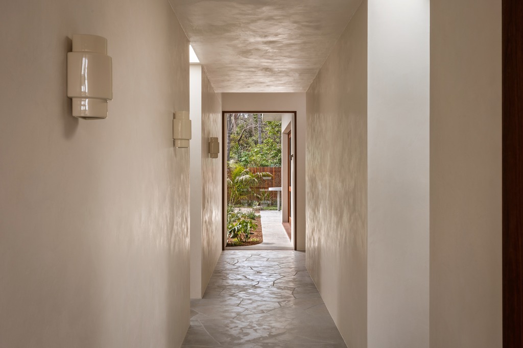 Hallway, ceramic sconces to the garden