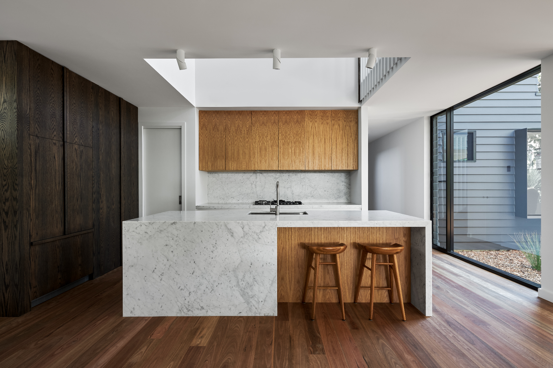 Kitchen island in marble and timber