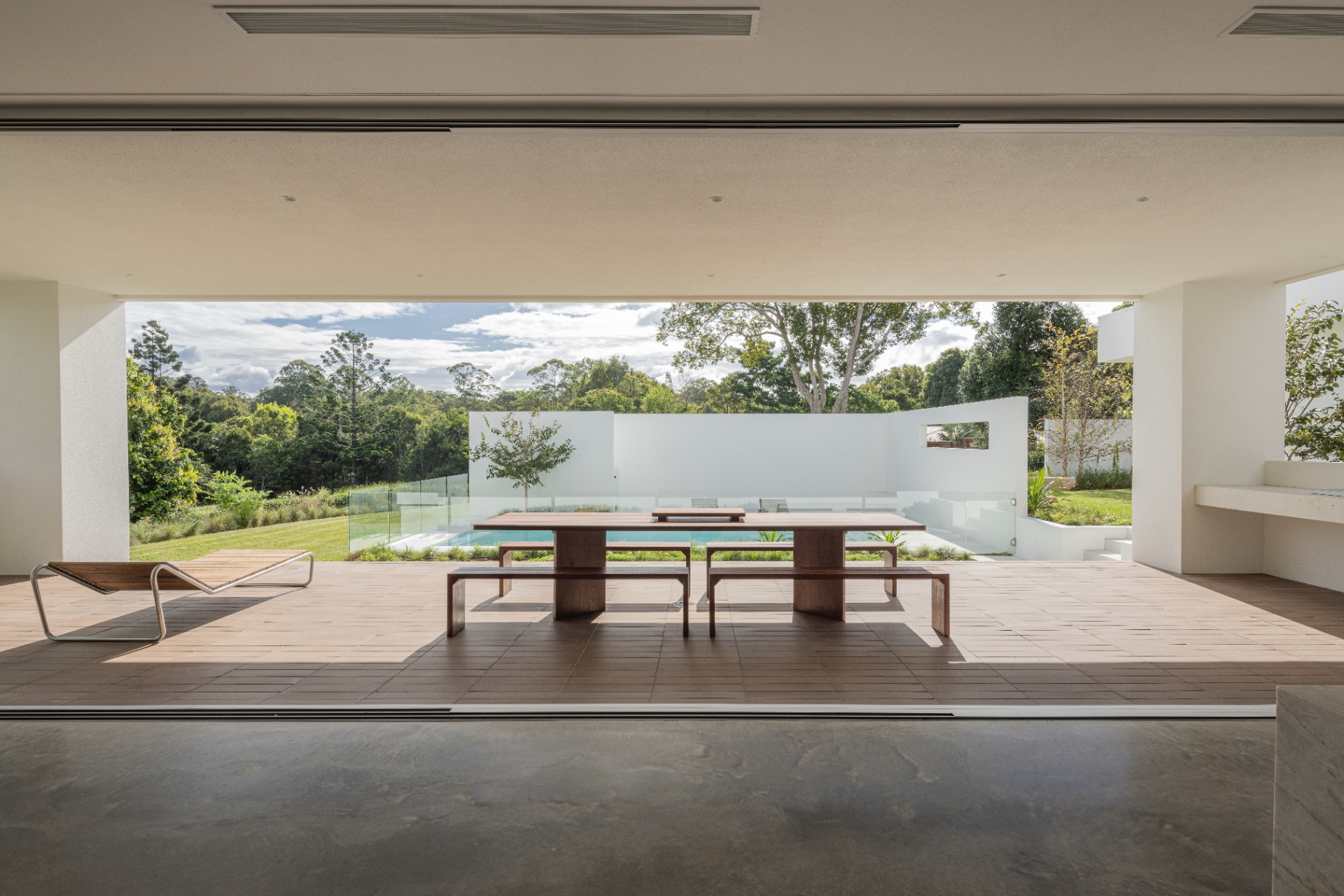 Living, opened to the pool